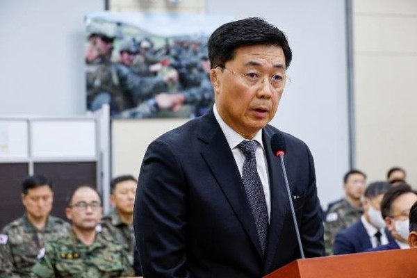 韩国前国家情报院次长洪壮源上个月出席了在首尔汝矣岛国会举行的针对尹锡悦政府通过宣布紧急戒严进行内乱嫌疑调查的第一次国政调查听证会,并回答了相关提问。【照片来源:NEWS1】