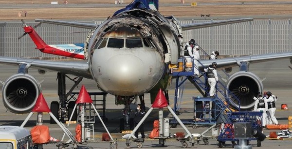 3日上午,韩国国土部航空铁路事故调查委员会和法国航空事故调查委员会前往釜山江西区金海国际机场釜山航空事故机火灾现场(BEA)。图为韩国国立科学调查研究院、警察科学调查队、消防相关人员正在进行联合鉴定。【摄影:宋奉根 记者】