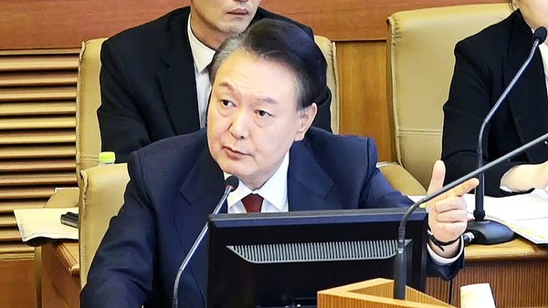 图为韩国总统尹锡悦20日在首尔钟路区宪法法院举行的弹劾审判第十次辩论中发表讲话。【照片来源：韩联社】