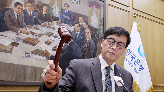 25日，韩国央行行长李昌镛在首尔中区韩国央行召开的金融货币委员会本会议中敲响议事槌。【照片来源：共同采访团】