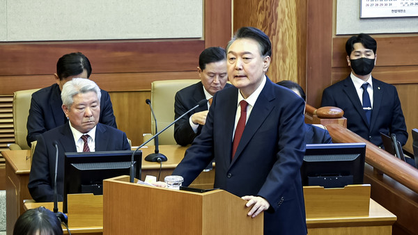 25日,尹锡悦总统在首尔钟路区宪法法院进行弹劾审判最终辩论。【照片来源:宪法法院】