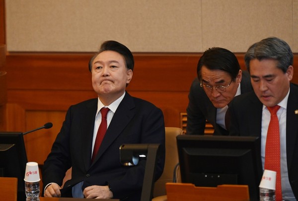 图为6日,尹锡悦总统出席在首尔钟路区宪法法院大审判庭举行的弹劾审判第六次辩论,陷入短暂沉思。【照片来源:NEWS1】